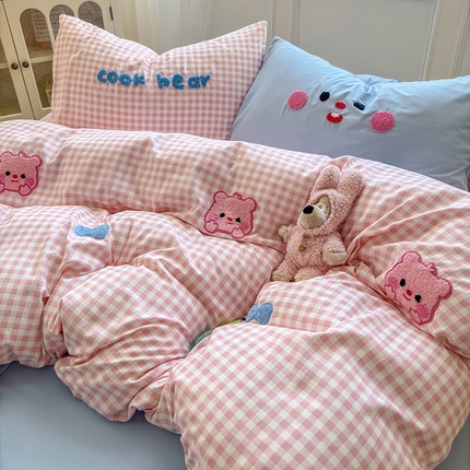 91家纺网 家纺一手货源 找家纺 罗亿家纺 2025新款韩版糯糯棉(110克）毛巾绣四件套-场景三（提供买家秀） 可爱小露比