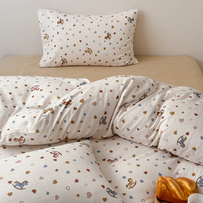 91家纺网 家纺一手货源 找家纺 2025新款A类ins奶油风卡通全棉双层纱系列四件套 木马梦幻咖