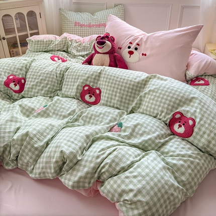 91家纺网 家纺一手货源 找家纺 罗亿家纺 2025新款韩版糯糯棉(110克）毛巾绣四件套-场景三（提供买家秀） 甜甜草莓熊