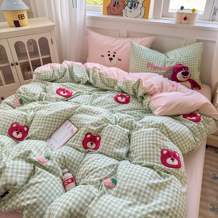 91家纺网 家纺一手货源 找家纺 罗亿家纺 2025新款韩版糯糯棉(110克）毛巾绣四件套-场景三（提供买家秀） 甜甜草莓熊