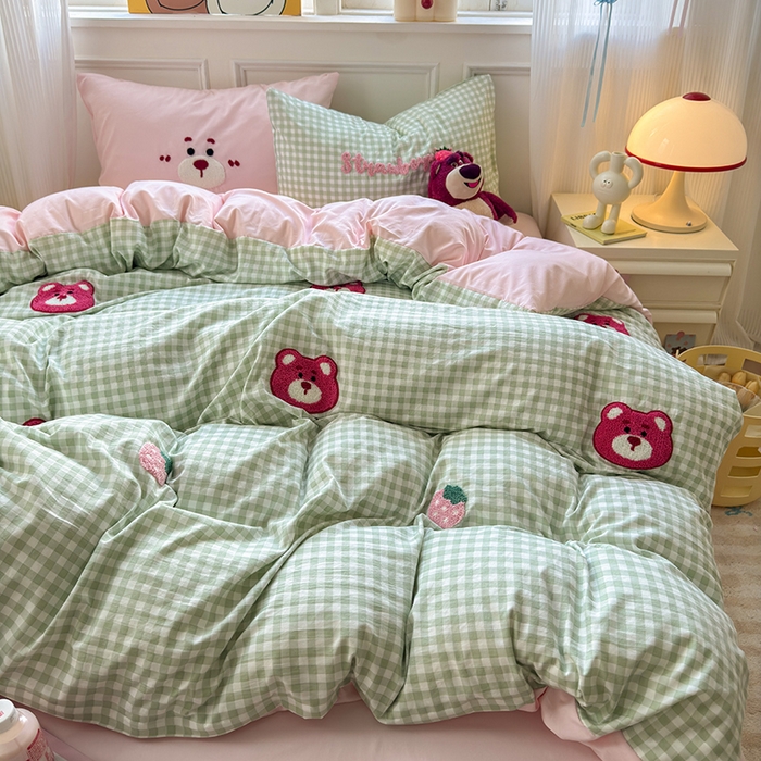 91家纺网 家纺一手货源 找家纺 罗亿家纺 2025新款韩版糯糯棉(110克）毛巾绣四件套-场景三（提供买家秀） 甜甜草莓熊