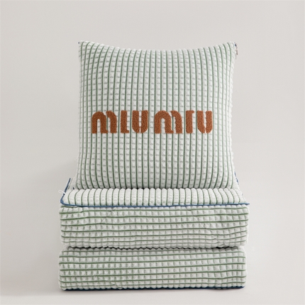 91家纺网 家纺一手货源 找家纺 吉利家居 2024新款MIu系列牛奶绒抱枕被（小号控价58；大号控价89） MIu-青草绿