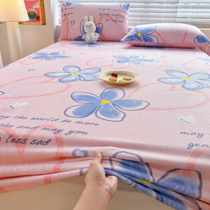 91家纺网 家纺一手货源 找家纺 芯元素 2024新款牛奶绒印花床笠 浪漫花语-粉