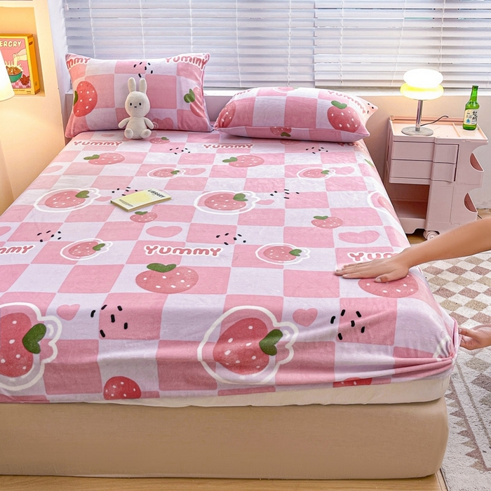 91家纺网 家纺一手货源 找家纺 芯元素 2024新款牛奶绒印花床笠 甜心草莓