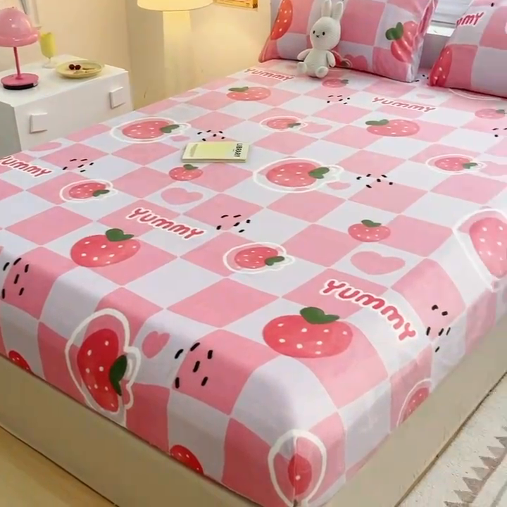 91家纺网 家纺一手货源 找家纺 芯元素 2024新款牛奶绒印花床笠 甜心草莓