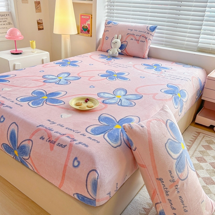 91家纺网 家纺一手货源 找家纺 芯元素 2024新款牛奶绒印花床笠 浪漫花语-粉