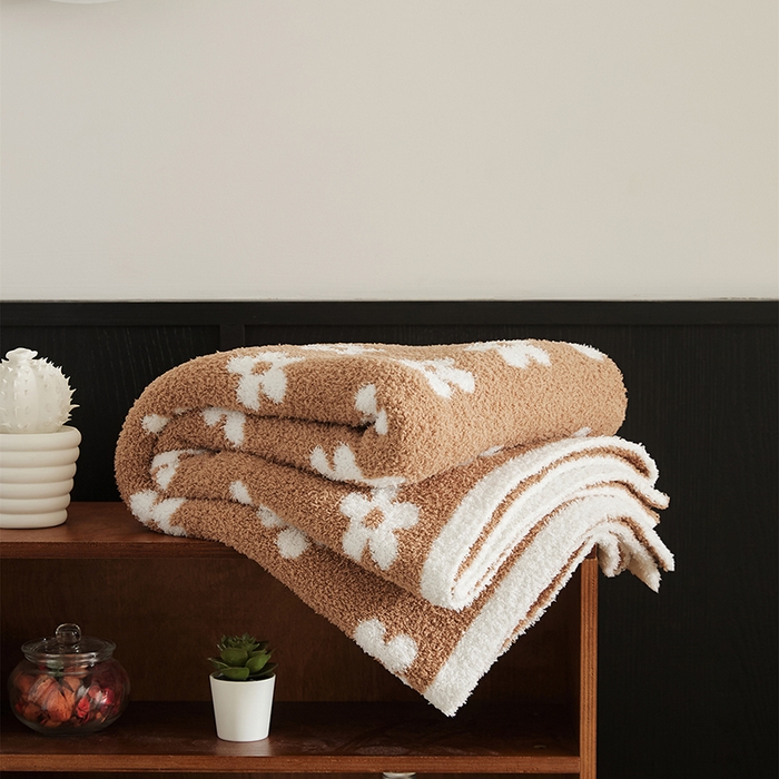 91家纺网 家纺一手货源 找家纺 2025新款半边绒清新甜美碎花多功能毯-普利朵 普利朵-卡其色