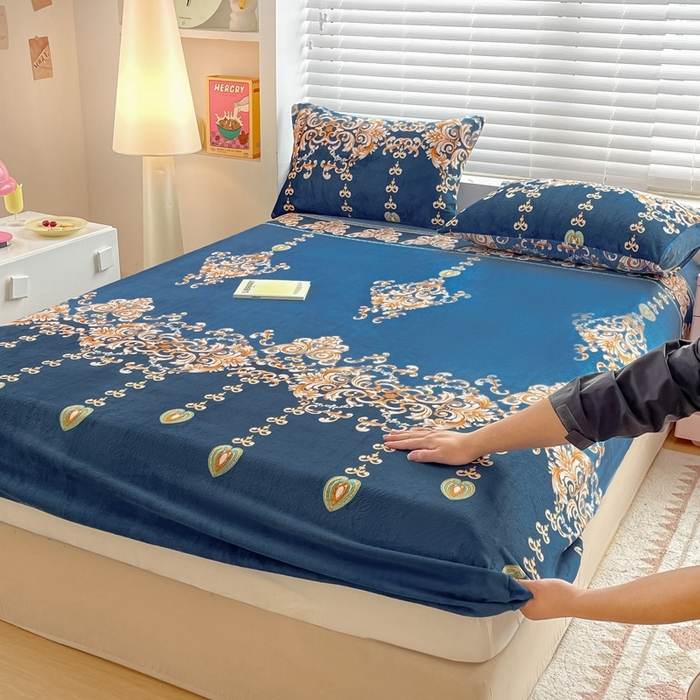 91家纺网 家纺一手货源 找家纺 芯元素 2024新款牛奶绒印花床笠 英伦风