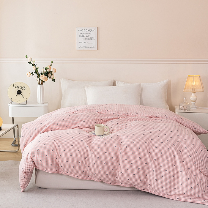 91家纺网 家纺一手货源 找家纺 莎果家纺 2025冬季新款热推冬季必备寒冷的冬季有了它便多了些温暖婴儿绒+全棉床盖三件套 绵柔粉