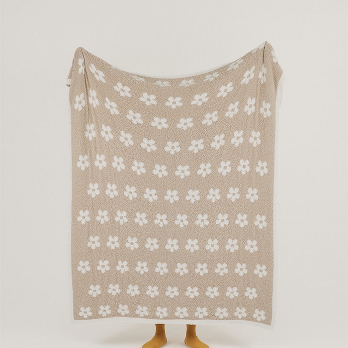 91家纺网 家纺一手货源 找家纺 2025新款半边绒清新甜美碎花多功能毯-普利朵 普利朵-米色