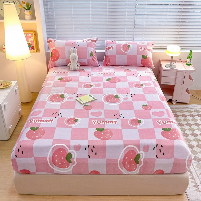 91家纺网 家纺一手货源 找家纺 芯元素 2024新款牛奶绒印花床笠 甜心草莓