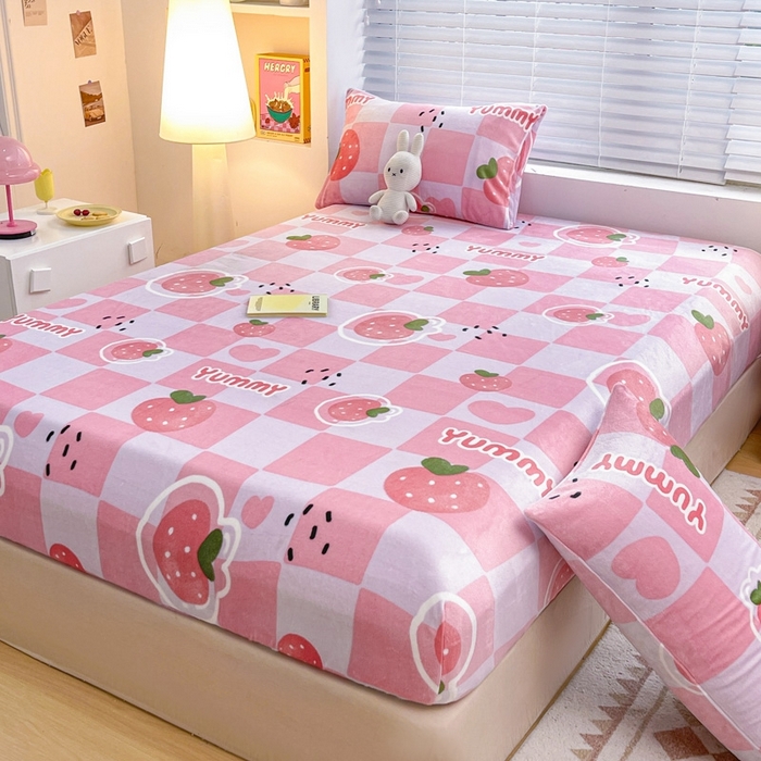 91家纺网 家纺一手货源 找家纺 芯元素 2024新款牛奶绒印花床笠 甜心草莓