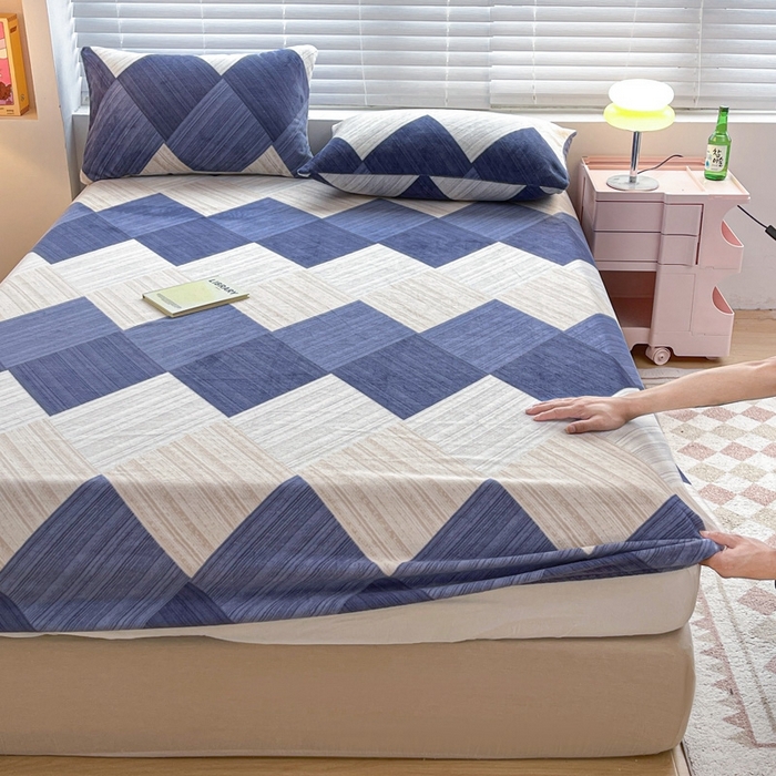 91家纺网 家纺一手货源 找家纺 芯元素 2024新款牛奶绒印花床笠 绅士风采