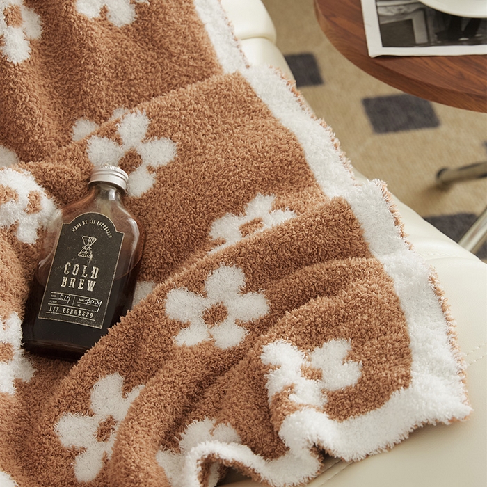 91家纺网 家纺一手货源 找家纺 2025新款半边绒清新甜美碎花多功能毯-普利朵 普利朵-卡其色