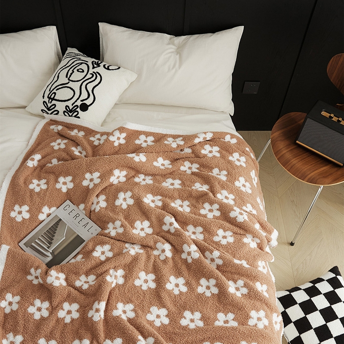 91家纺网 家纺一手货源 找家纺 2025新款半边绒清新甜美碎花多功能毯-普利朵 普利朵-卡其色