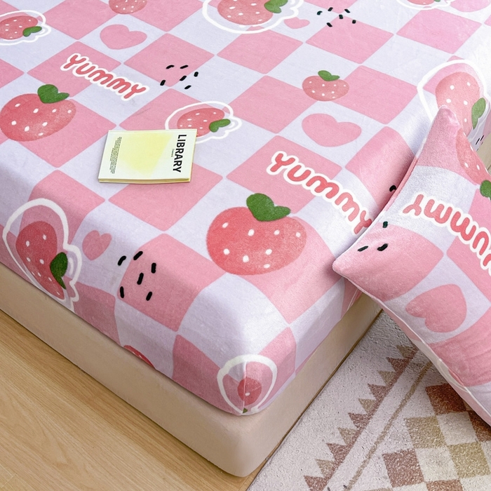 91家纺网 家纺一手货源 找家纺 芯元素 2024新款牛奶绒印花床笠 甜心草莓