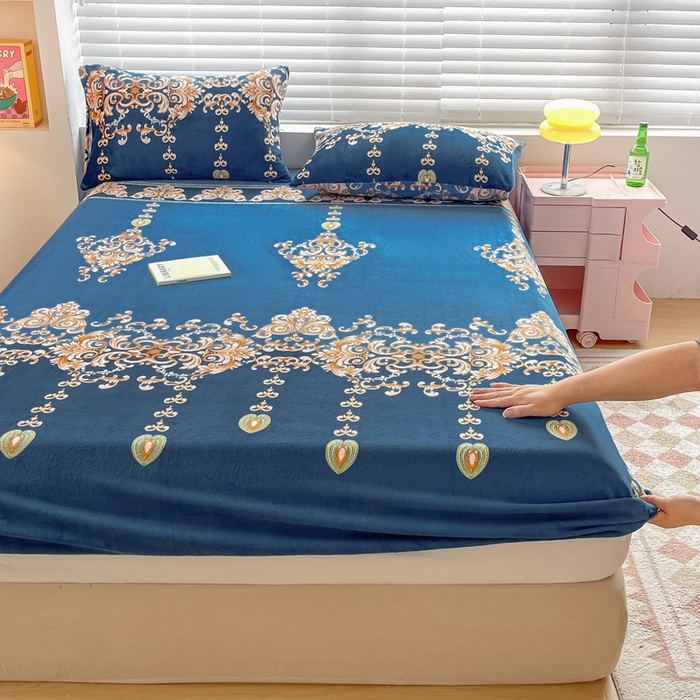 91家纺网 家纺一手货源 找家纺 芯元素 2024新款牛奶绒印花床笠 英伦风