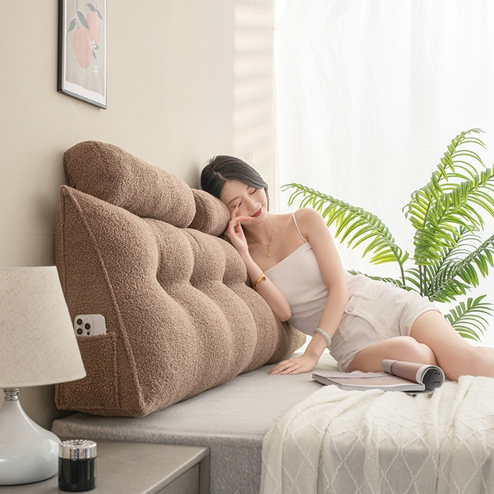 91家纺网 家纺一手货源 找家纺 一兰家纺 2024新款泰迪绒三角靠垫床头大靠背腰靠沙发靠背可拆洗-楠妮系列 楠妮-咖啡