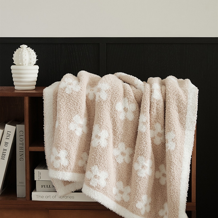 91家纺网 家纺一手货源 找家纺 2025新款半边绒清新甜美碎花多功能毯-普利朵 普利朵-米色