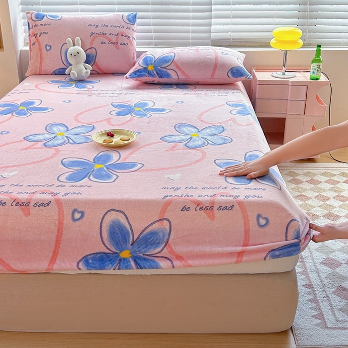 91家纺网 家纺一手货源 找家纺 芯元素 2024新款牛奶绒印花床笠 浪漫花语-粉