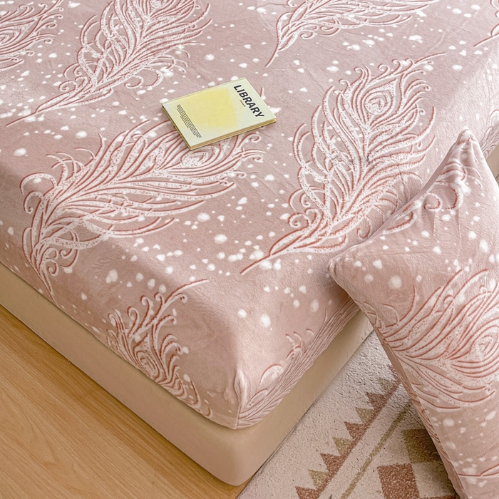 91家纺网 家纺一手货源 找家纺 芯元素 2024新款牛奶绒印花床笠 爱丽丝