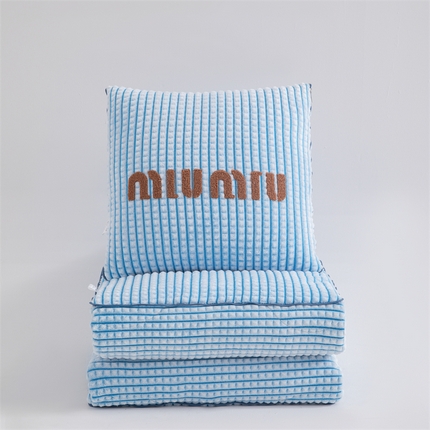 91家纺网 家纺一手货源 找家纺 吉利家居 2024新款MIu系列牛奶绒抱枕被（小号控价58；大号控价89） MIu-天空蓝