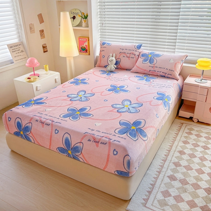 91家纺网 家纺一手货源 找家纺 芯元素 2024新款牛奶绒印花床笠 浪漫花语-粉