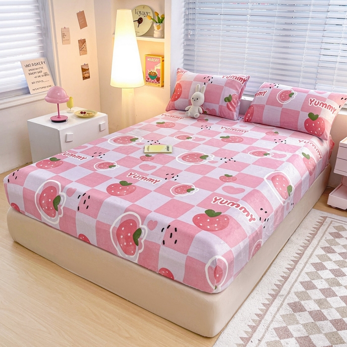 91家纺网 家纺一手货源 找家纺 芯元素 2024新款牛奶绒印花床笠 甜心草莓