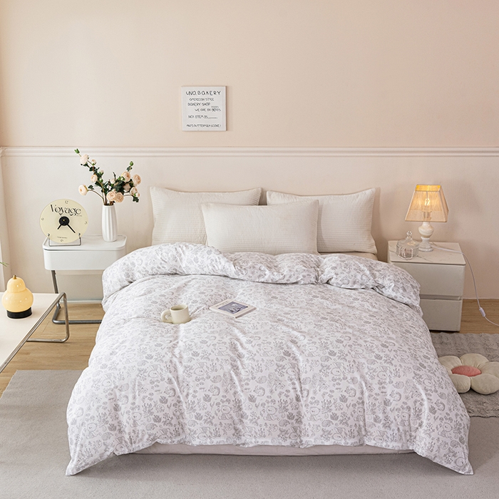 91家纺网 家纺一手货源 找家纺 莎果家纺 2025冬季新款热推冬季必备寒冷的冬季有了它便多了些温暖婴儿绒+全棉床盖三件套 小白熊