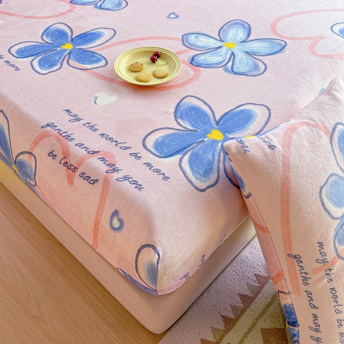 91家纺网 家纺一手货源 找家纺 芯元素 2024新款牛奶绒印花床笠 浪漫花语-粉