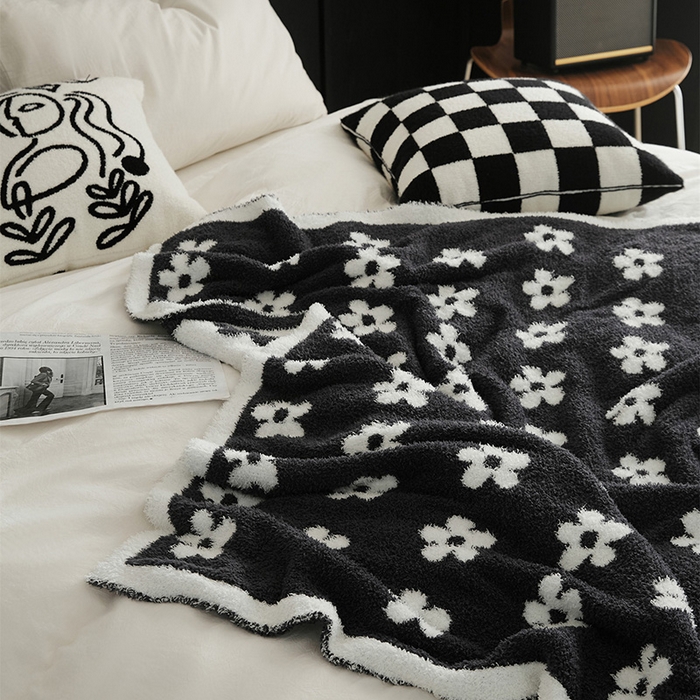 91家纺网 家纺一手货源 找家纺 2025新款半边绒清新甜美碎花多功能毯-普利朵 普利朵-碳灰色