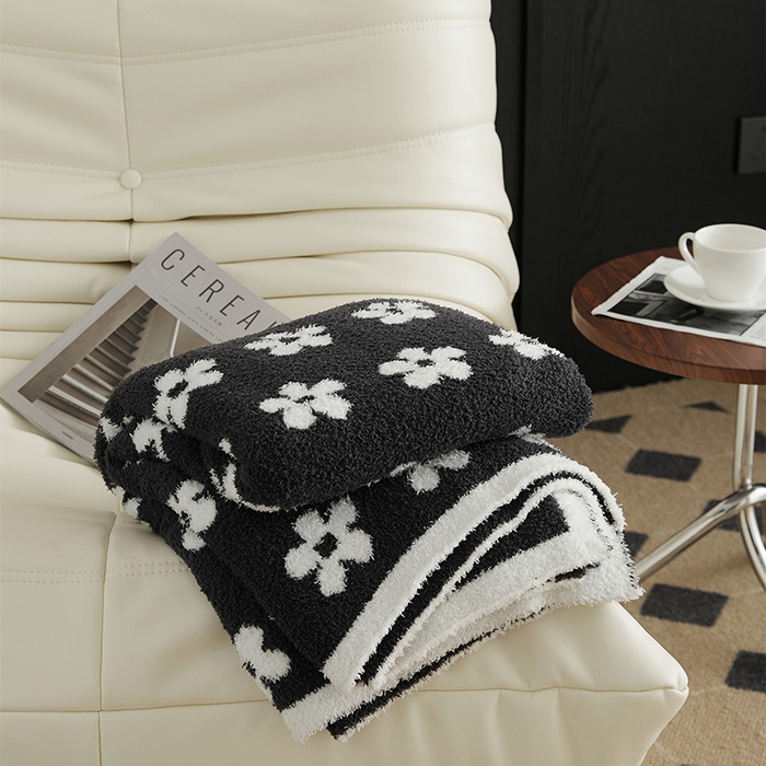 91家纺网 家纺一手货源 找家纺 2025新款半边绒清新甜美碎花多功能毯-普利朵 普利朵-碳灰色