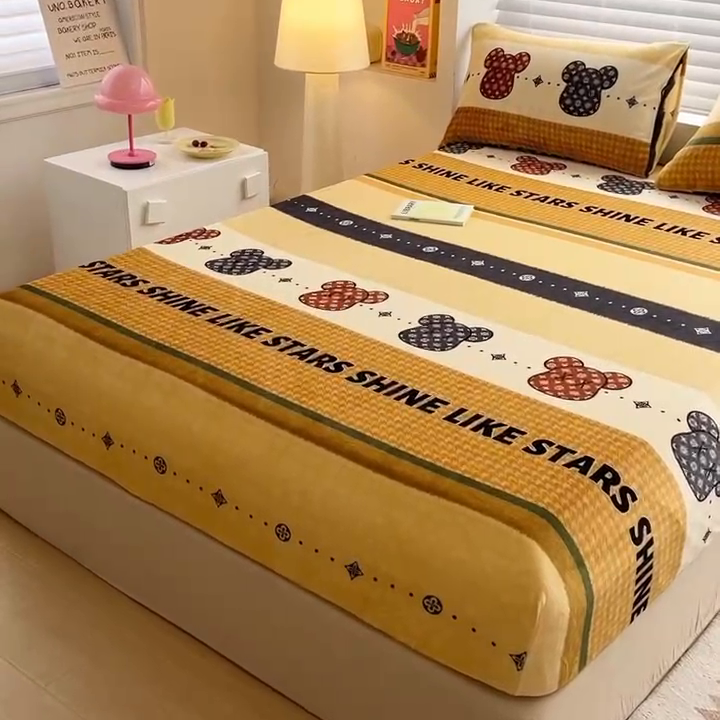 91家纺网 家纺一手货源 找家纺 芯元素 2024新款牛奶绒印花床笠 元气小熊