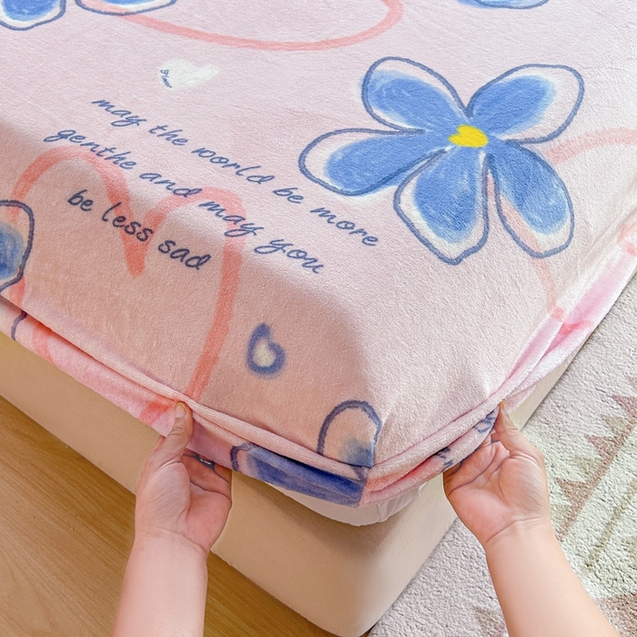 91家纺网 家纺一手货源 找家纺 芯元素 2024新款牛奶绒印花床笠 浪漫花语-粉