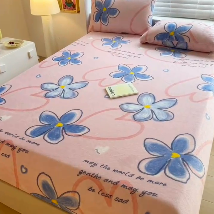 91家纺网 家纺一手货源 找家纺 芯元素 2024新款牛奶绒印花床笠 浪漫花语-粉