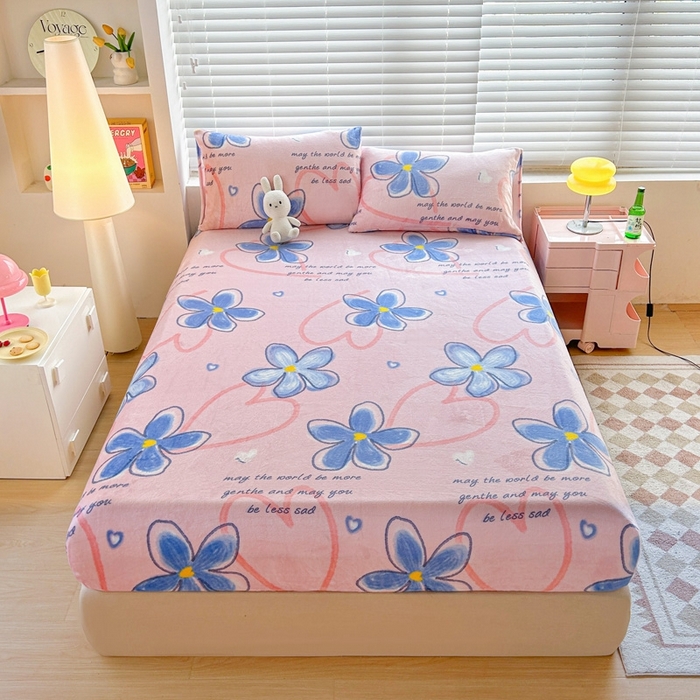 91家纺网 家纺一手货源 找家纺 芯元素 2024新款牛奶绒印花床笠 浪漫花语-粉