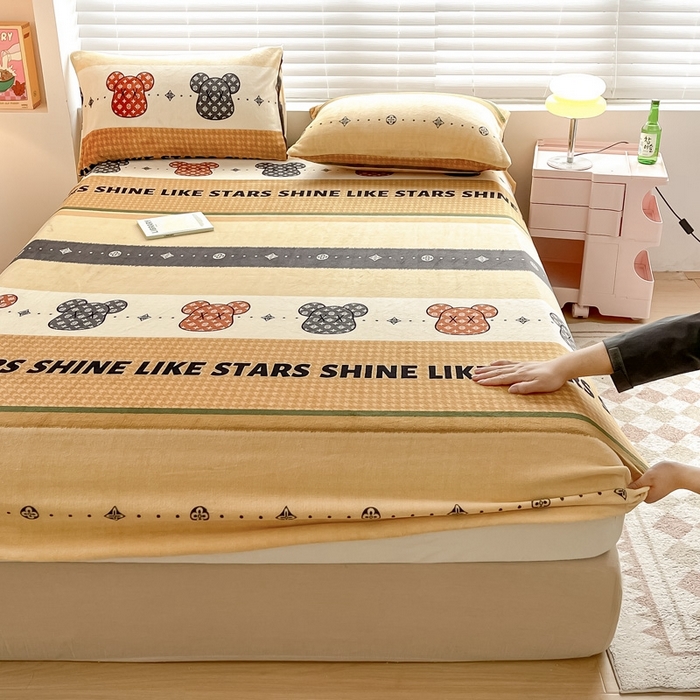 91家纺网 家纺一手货源 找家纺 芯元素 2024新款牛奶绒印花床笠 元气小熊