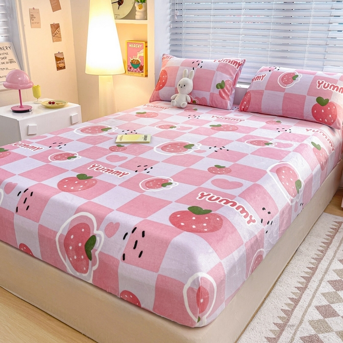 91家纺网 家纺一手货源 找家纺 芯元素 2024新款牛奶绒印花床笠 甜心草莓