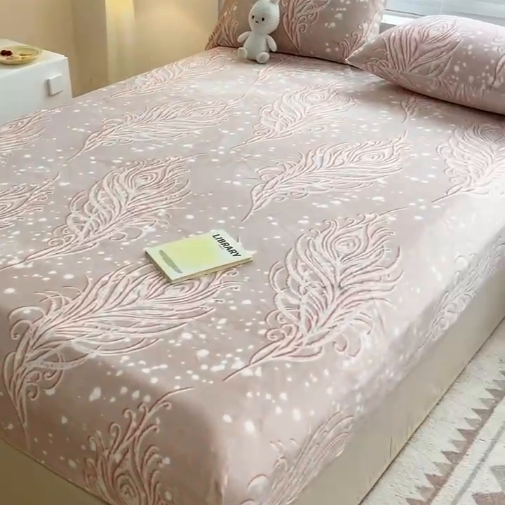 91家纺网 家纺一手货源 找家纺 芯元素 2024新款牛奶绒印花床笠 爱丽丝