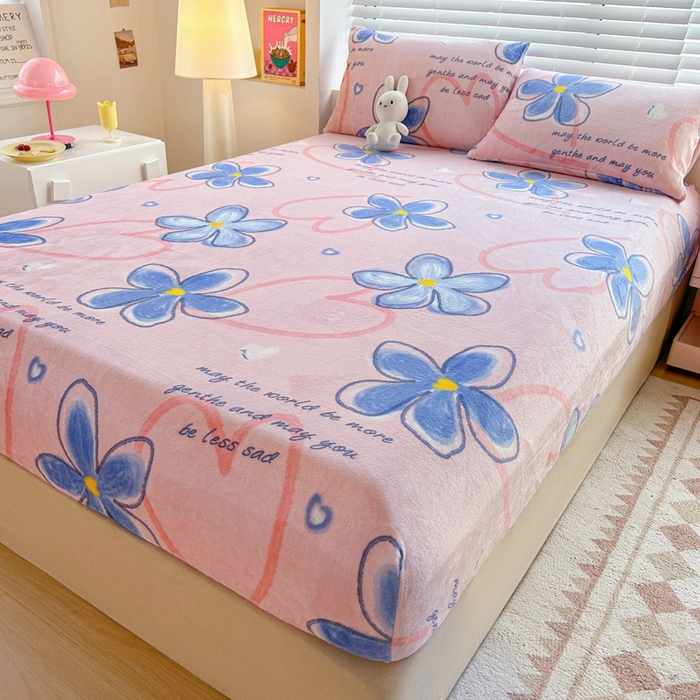 91家纺网 家纺一手货源 找家纺 芯元素 2024新款牛奶绒印花床笠 浪漫花语-粉