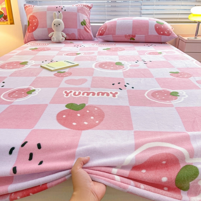 91家纺网 家纺一手货源 找家纺 芯元素 2024新款牛奶绒印花床笠 甜心草莓