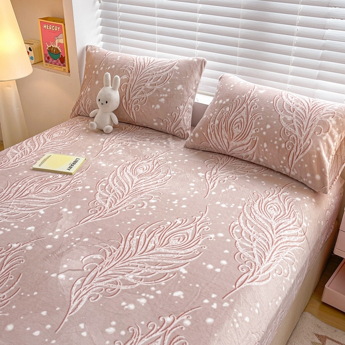 91家纺网 家纺一手货源 找家纺 芯元素 2024新款牛奶绒印花床笠 爱丽丝