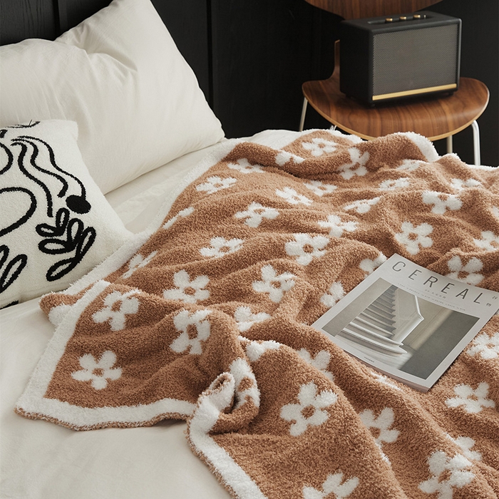 91家纺网 家纺一手货源 找家纺 2025新款半边绒清新甜美碎花多功能毯-普利朵 普利朵-卡其色