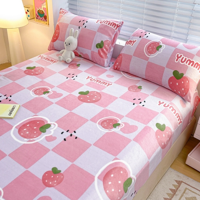 91家纺网 家纺一手货源 找家纺 芯元素 2024新款牛奶绒印花床笠 甜心草莓