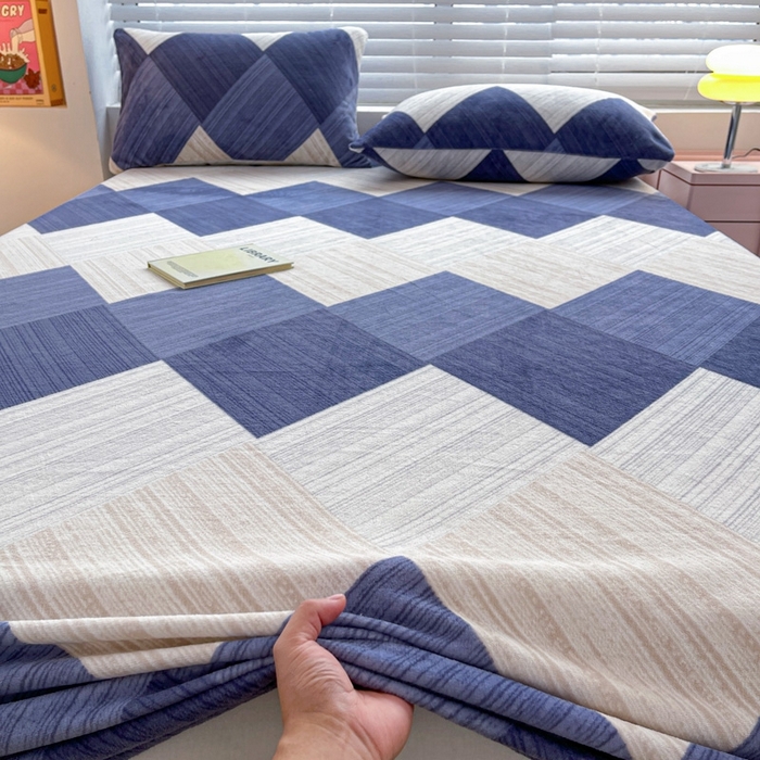 91家纺网 家纺一手货源 找家纺 芯元素 2024新款牛奶绒印花床笠 绅士风采