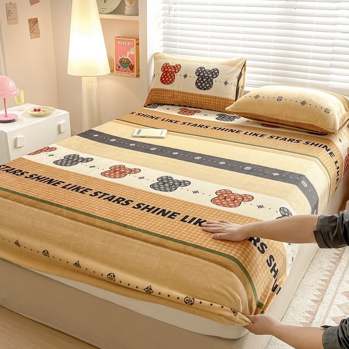 91家纺网 家纺一手货源 找家纺 芯元素 2024新款牛奶绒印花床笠 元气小熊