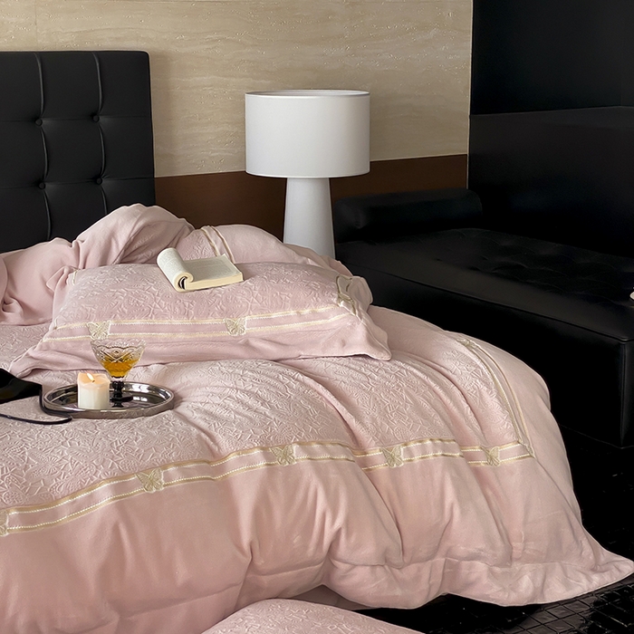 91家纺网 家纺一手货源 找家纺 MIU缪家居 2024新款雕花牛奶绒四件套-自由之蝶 自由之蝶-粉