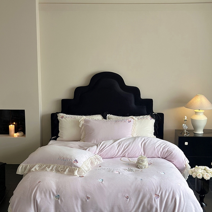 91家纺网 家纺一手货源 找家纺 MIU缪家居 2024新款加厚牛奶绒四件套-魔法之旅 魔法之旅-粉紫