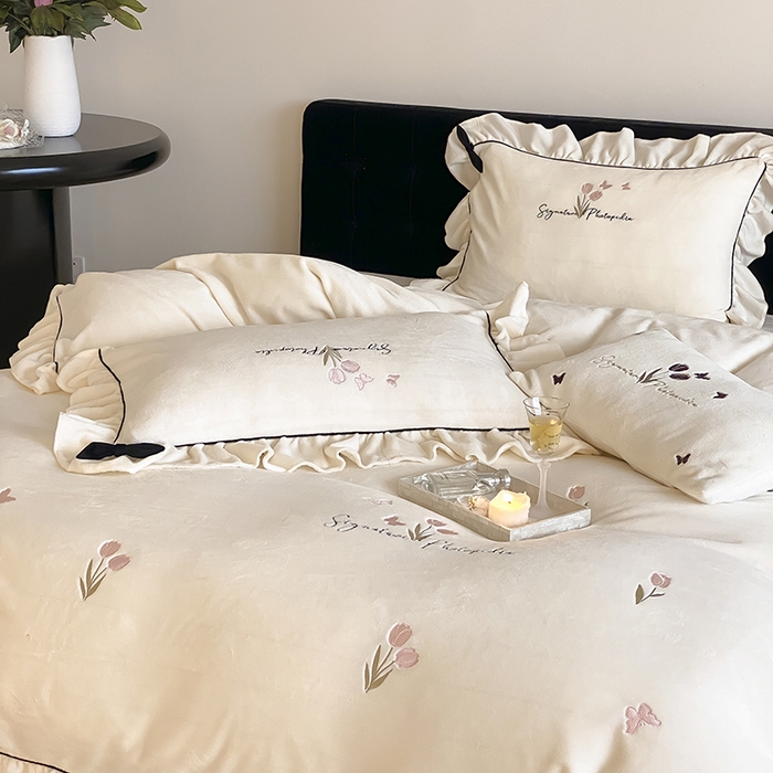 91家纺网 家纺一手货源 找家纺 MIU缪家居 2024新款厚实保暖牛奶绒四件套-挚爱 挚爱-奶奶白