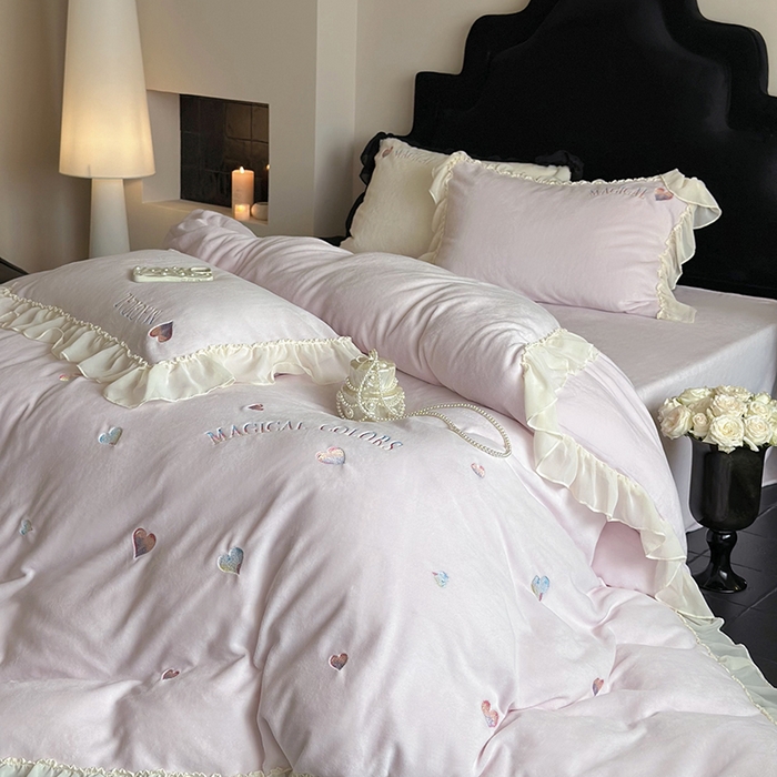 91家纺网 家纺一手货源 找家纺 MIU缪家居 2024新款加厚牛奶绒四件套-魔法之旅 魔法之旅-粉紫